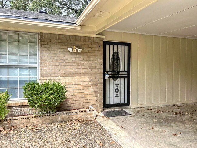 Foto del edificio - 9105 Peach Tree Ln