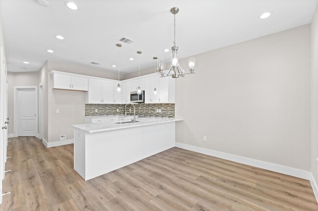 Building Photo - Fashionable Home Not Far From Downtown & M...