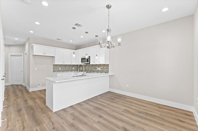 Foto del edificio - Fashionable Home Not Far From Downtown & M...