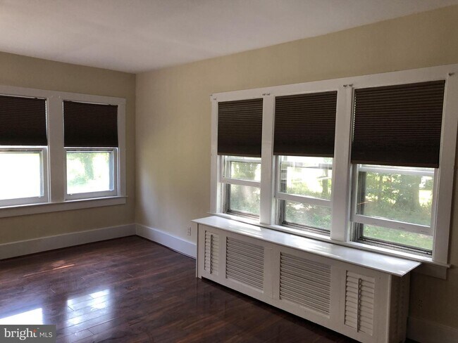 Building Photo - 803 Perkins Ln
