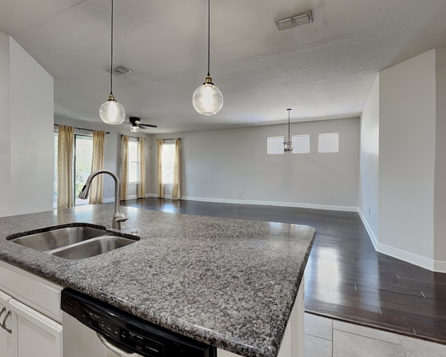 Building Photo - 15543 Waterleigh Cove Dr