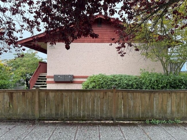 Building Photo - Hare 2408 7 unit - Everett