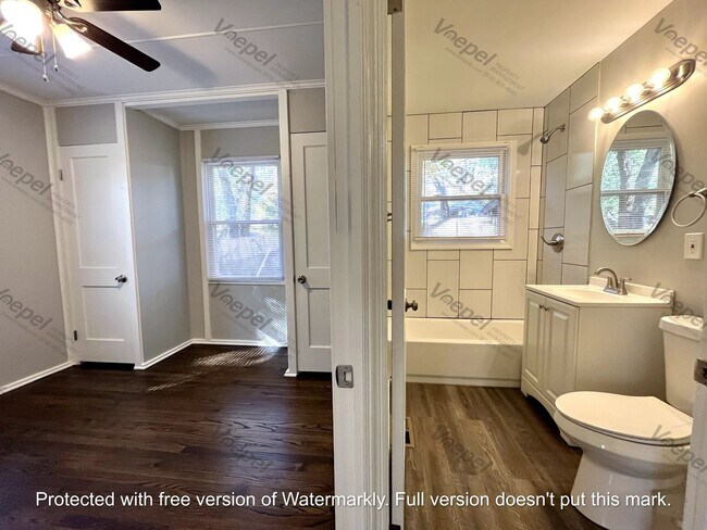 Building Photo - 3 Bed 1.5 Bath North KC Home