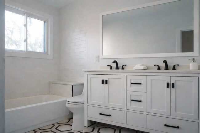 Baño actualizado con tocador doble. - 721 N Wood Ave