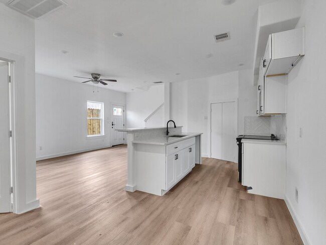 Foto del edificio - 8627 Homewood Ln