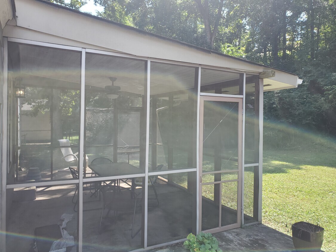 Screened porch with large private back yard, corner lot with wooded area behind house. - 806 Lupton Dr