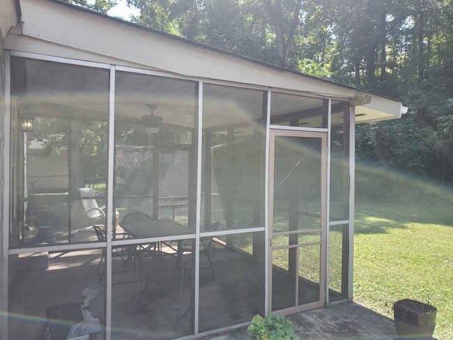 Building Photo - 806 Lupton Dr