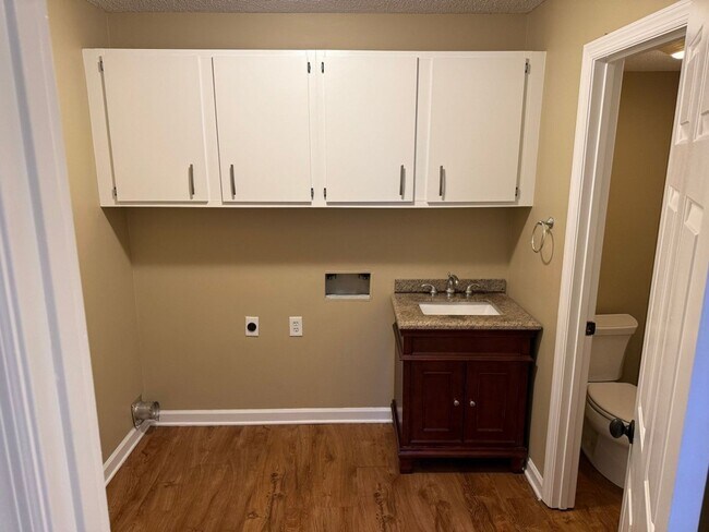 Building Photo - ** Holiday Special ** No rent until January 1st, 2026 plus $100 CASH bonus - Exp. 12/31/25