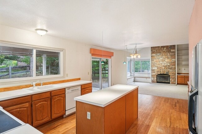 Building Photo - 9 month lease 5 bed 3.5 bath Castle Pines ...