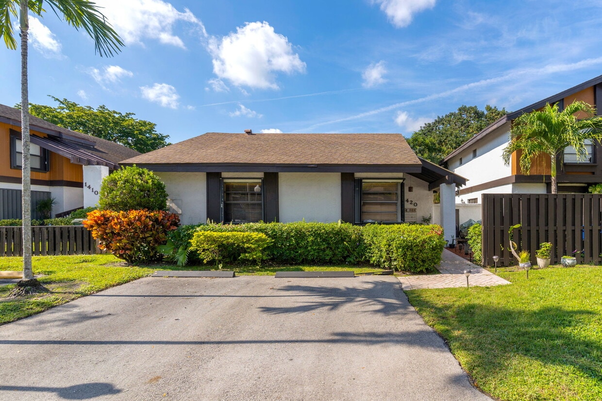 Primary Photo - 1420 W Sandpiper Cir