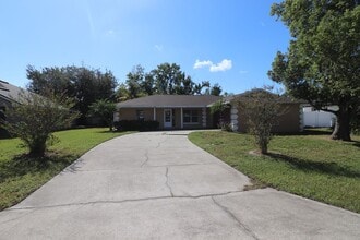 Building Photo - 907 Primrose Terrace
