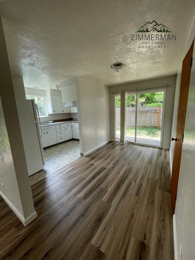 Building Photo - 315-325 Lobelia Ave