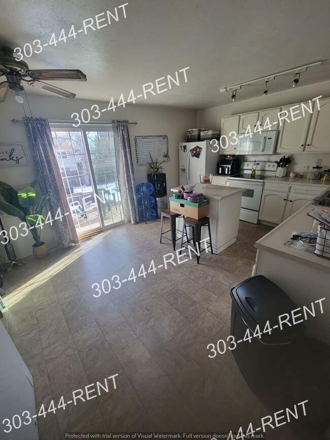 Foto del edificio - Large 4 Bedroom 3 Bathroom Home on Corner Lot!