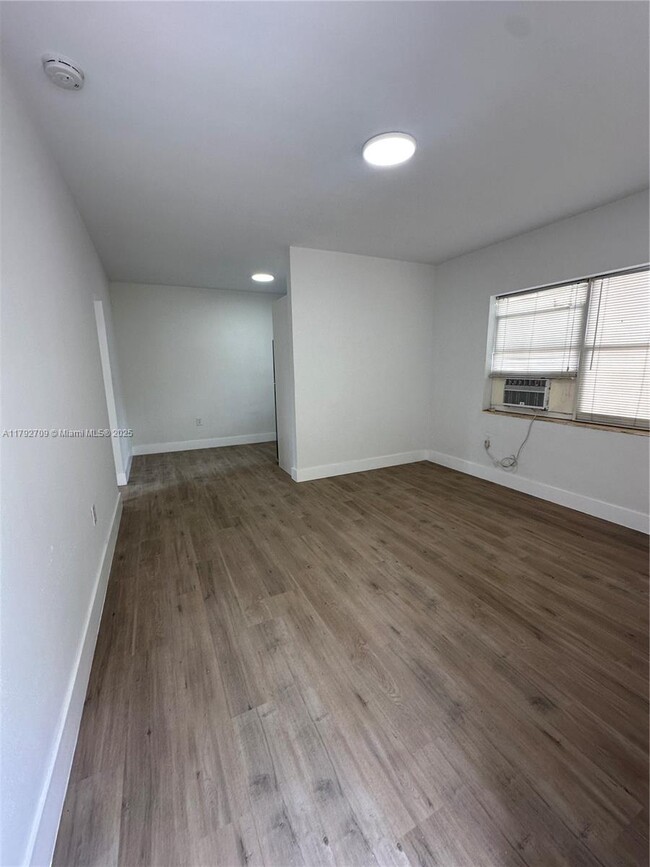 Foto del edificio - 290 NE 77th St