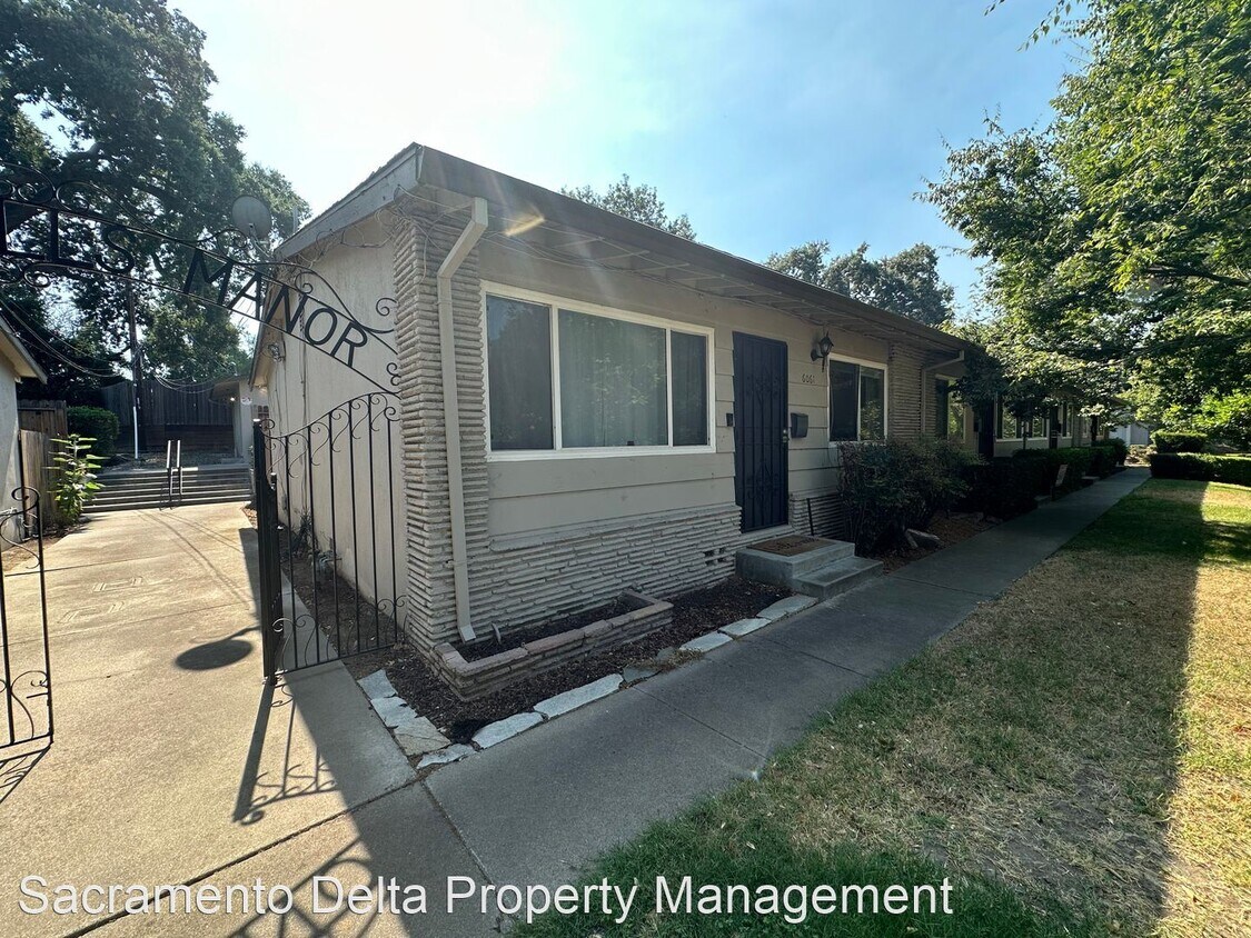 Foto principal - 2 br, 1 bath House - 6061 South Land Park Dr
