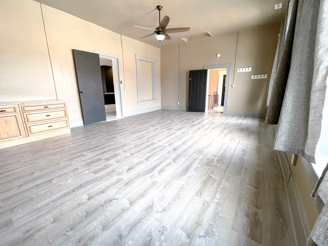 Entrance into living room and kitchen on left side - 15 N Main St