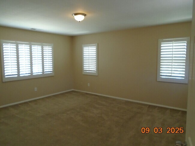 Foto del edificio - Immaculate 2 Story Within Walking Distance...