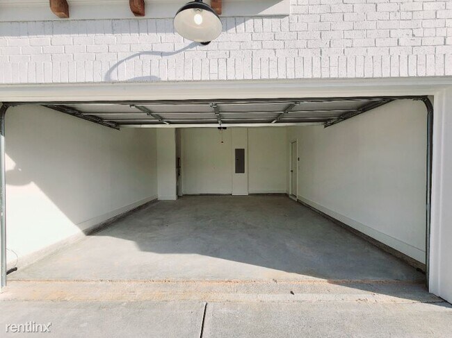 Building Photo - 3 br, 2.5 bath Townhome - 132 South Auburn...