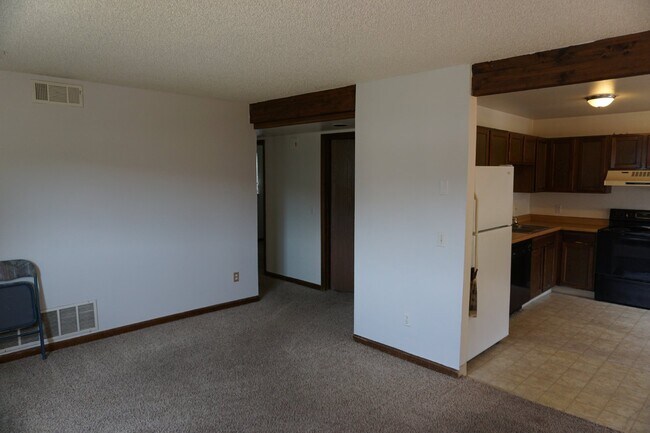 Foto del edificio - Two Bedroom Garden Level Duplex