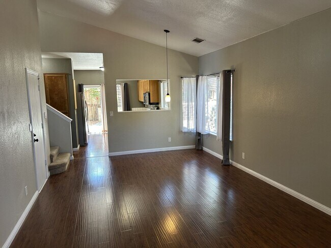 Building Photo - Wonderful 3 Bedroom, 2 Bath Home in Glen Cove