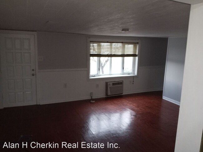 Building Photo - 2 br, 1 bath House - 15 W Newport Rd