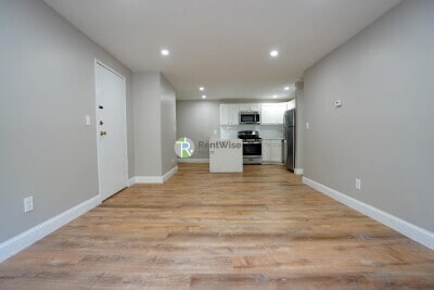 Building Photo - 975 Fellsway