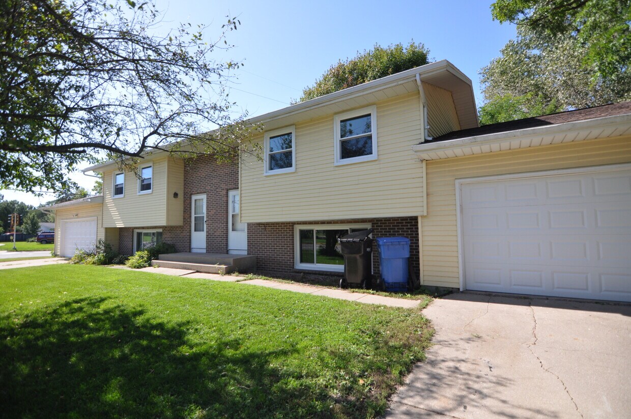Primary Photo - 3302 High Rd