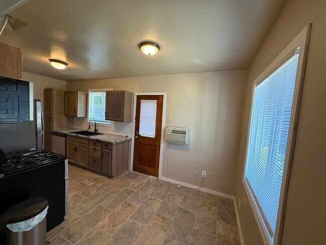 Building Photo - Prater Properties 2