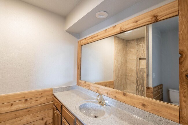 Building Photo - Stunning 3 Bed 2 Bath In Quiet Neighborhood