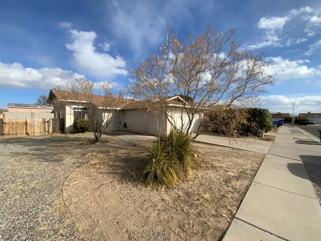 Building Photo - 3 Bedroom Single Story Home Available Near...