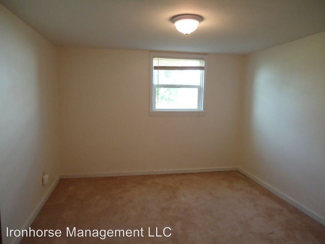 Building Photo - 525 Dell Pl