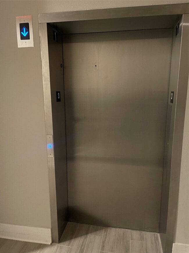 Building Photo - 2727 Houston Ave