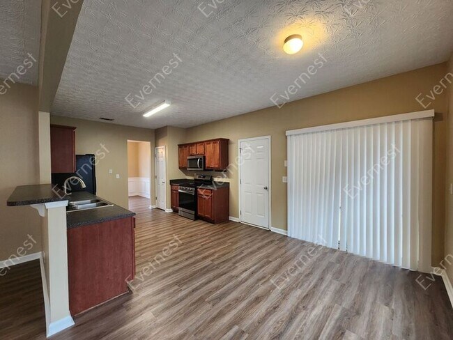 Building Photo - 535 Poplar Bend
