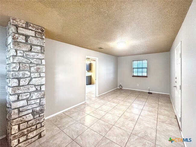 Building Photo - 501 Ridge Dr