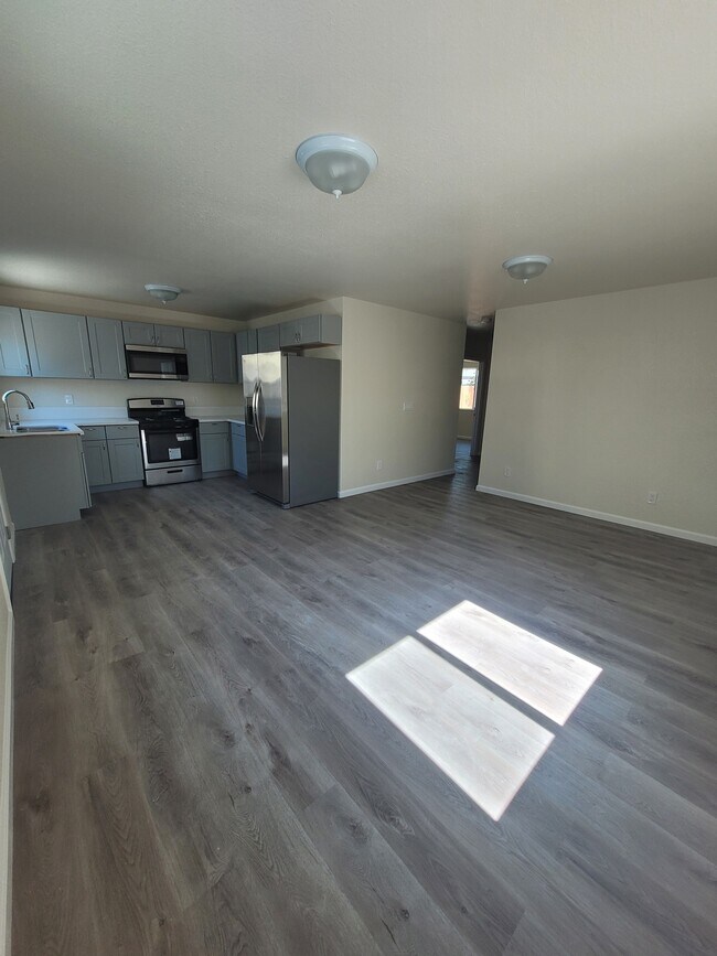 10704 S Grevillea Ave, Inglewood, CA 90304 Townhome Rentals in