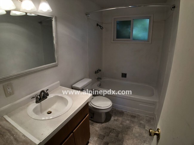 Building Photo - Duplex with Pets Possible