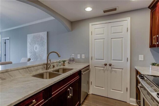 Foto del edificio - 3481 Lakeside Dr NE