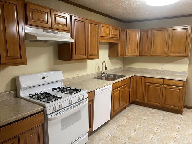 Building Photo - 15 Helis Dr