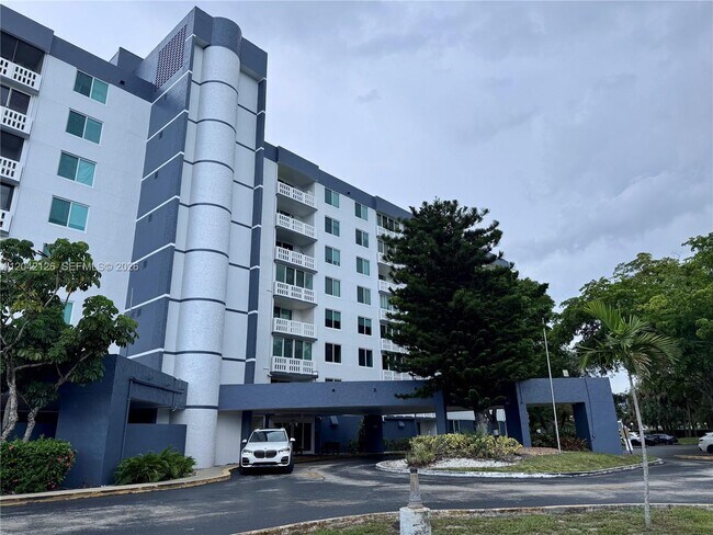 Foto del edificio - 919 Hillcrest Dr