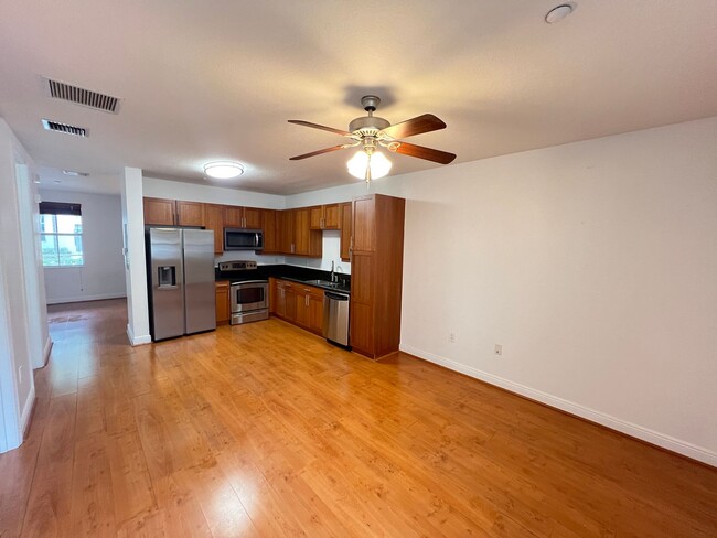 Building Photo - SPACIOUS 1 BEDROOM UNIT IS LOCATED IN THE ...