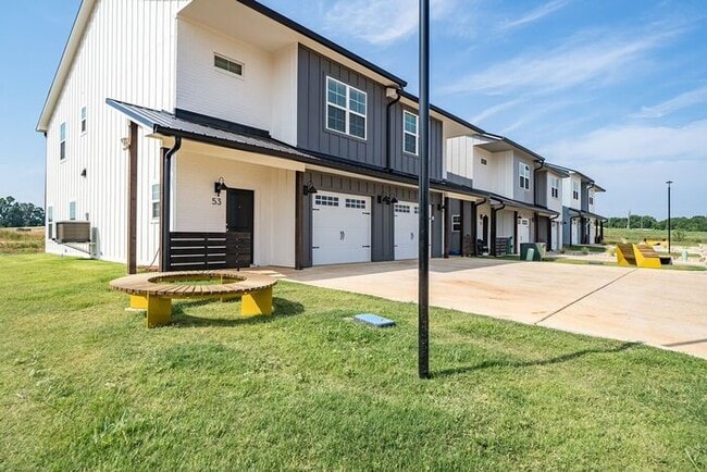 Foto del edificio - Luxury 3 Bedroom 2.5 Bath Townhome in Bullard, TX!