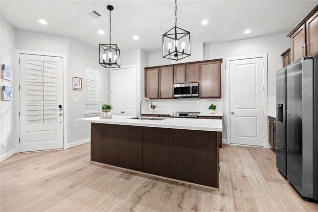 Foto del edificio - 2214 Roozy Lk Ln