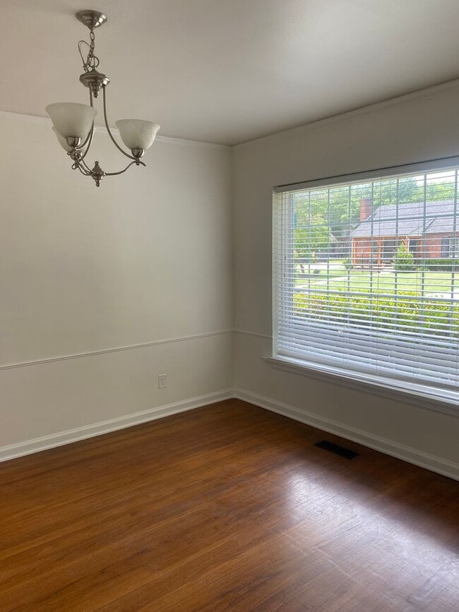 Building Photo - Charming cottage with recently updated kitchen and bath