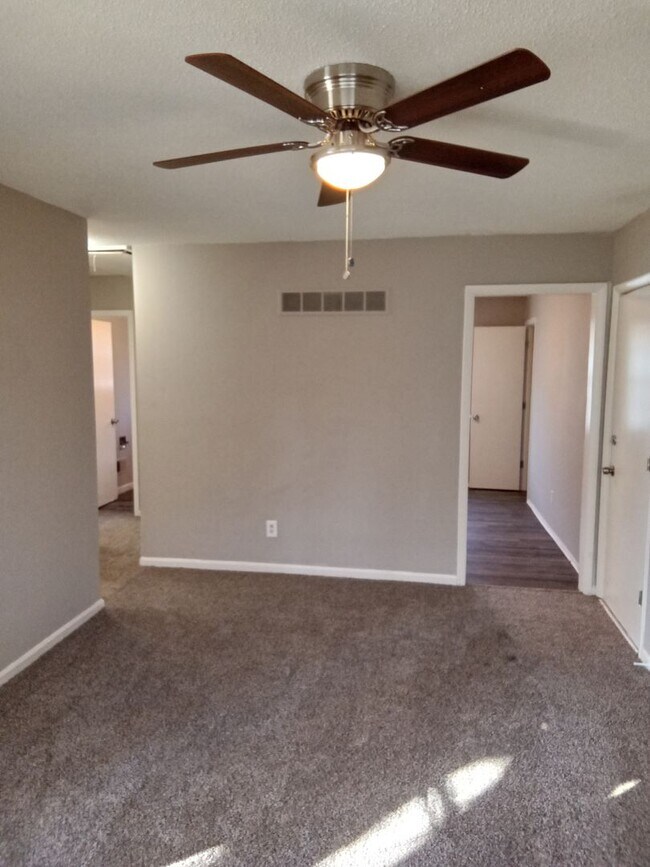 Building Photo - 5040-5042 N Topping Duplex