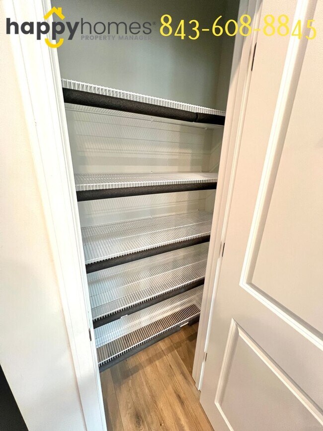 Building Photo - 3x2 home in Saint John's Lake one of John'...