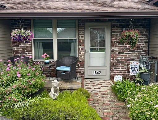 Entrance - 1842 Indianapolis Rd
