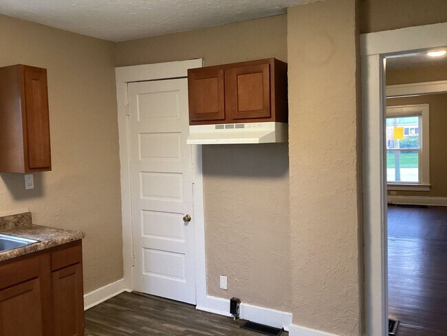 Building Photo - 2240 Lakeview Ave 3BR/1BA (Dayton)