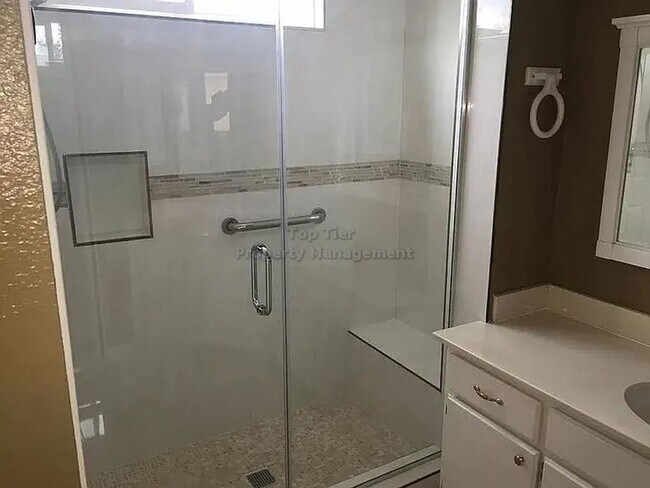 Building Photo - Spacious Single-Story 4 Bed, 2 Bath Home w...
