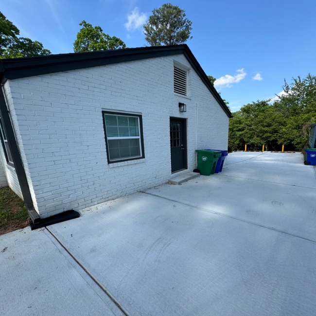 Building Photo - 1411 Clairmont Rd