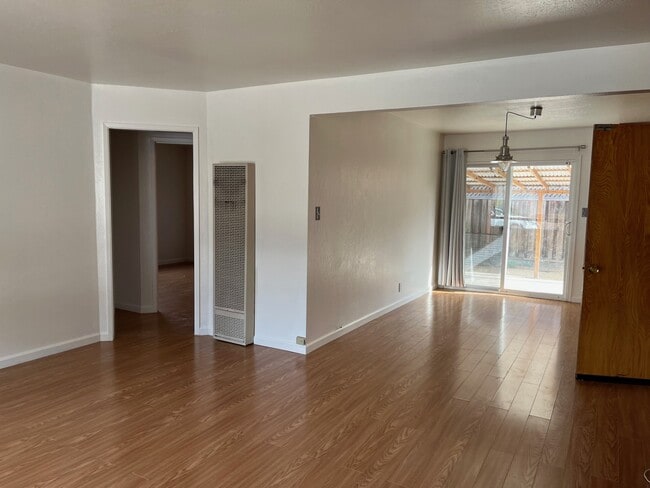 527 Tyrella Ave